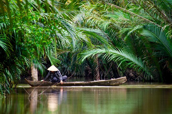 1. Áo hai dây bản mảnh: Áo hai dây bản mảnh tuy nhiên là một trong những mẫu áo khó
