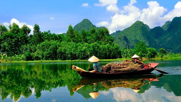 Blouse tay phồng quá đà: Tay phồng quá to dễ khiến tổng thể trông nặng nề, thay vào