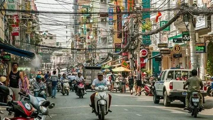 Phương Oanh diện set đồ 50 - Cảm hứng video marketing từ Hotspot Matrix